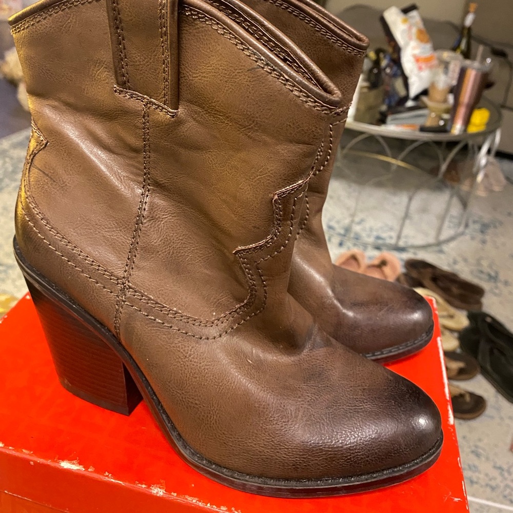 Size 8 western style boots - JustFab